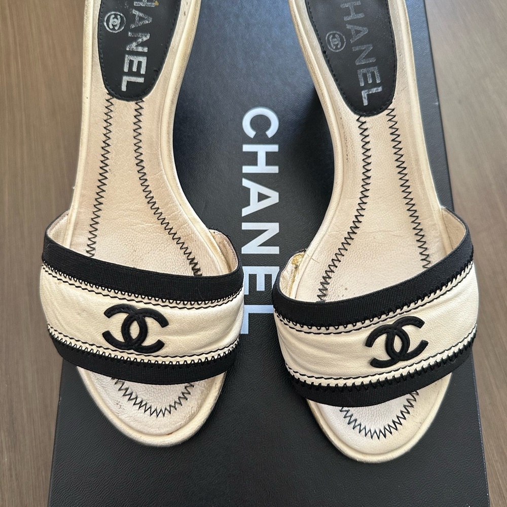 CHANEL Rare Vintage Black and Cream kitten heel leather Sandals Slides sz 36